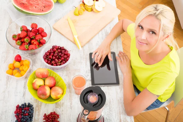 Donna matura godendo di un frullato — Foto Stock